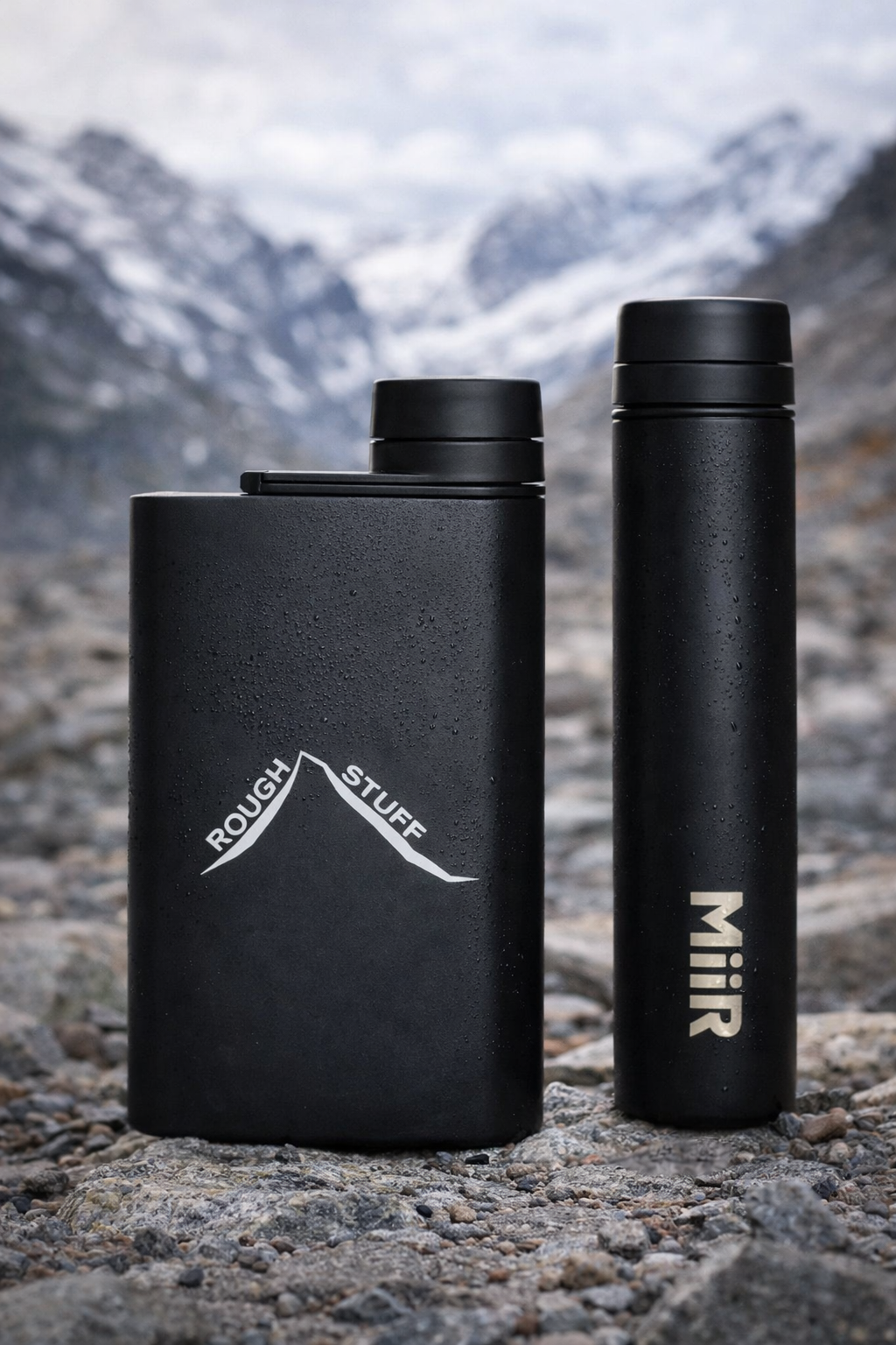 Roughstuff Lokitrunk Flachmann im schlanken, robusten Outdoor-Design. Kompakter Edelstahl-Flachmann mit sicher schließendem Deckel für Reisen, Camping, Wandern und Bushcraft. Grifffreundliche Form, langlebige Verarbeitung und platzsparendes Format für unterwegs und Outdoor-Abenteuer.