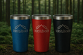 Set aus drei Roughstuff Durstlöscher Edelstahlbechern in Blau, Rot und Schwarz. Doppelwandige, robuste Thermobecher aus BPA-freiem Edelstahl mit Roughstuff-Gravur für heiße und kalte Getränke. Hochwertige Outdoor-Becher für Camping, Bushcraft, Reisen, Angeln und Alltag mit langlebiger Isolierung und widerstandsfähiger Pulverbeschichtung.