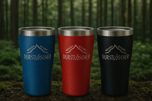 Set aus drei Roughstuff Durstlöscher Edelstahlbechern in Blau, Rot und Schwarz. Doppelwandige, robuste Thermobecher aus BPA-freiem Edelstahl mit Roughstuff-Gravur für heiße und kalte Getränke. Hochwertige Outdoor-Becher für Camping, Bushcraft, Reisen, Angeln und Alltag mit langlebiger Isolierung und widerstandsfähiger Pulverbeschichtung.