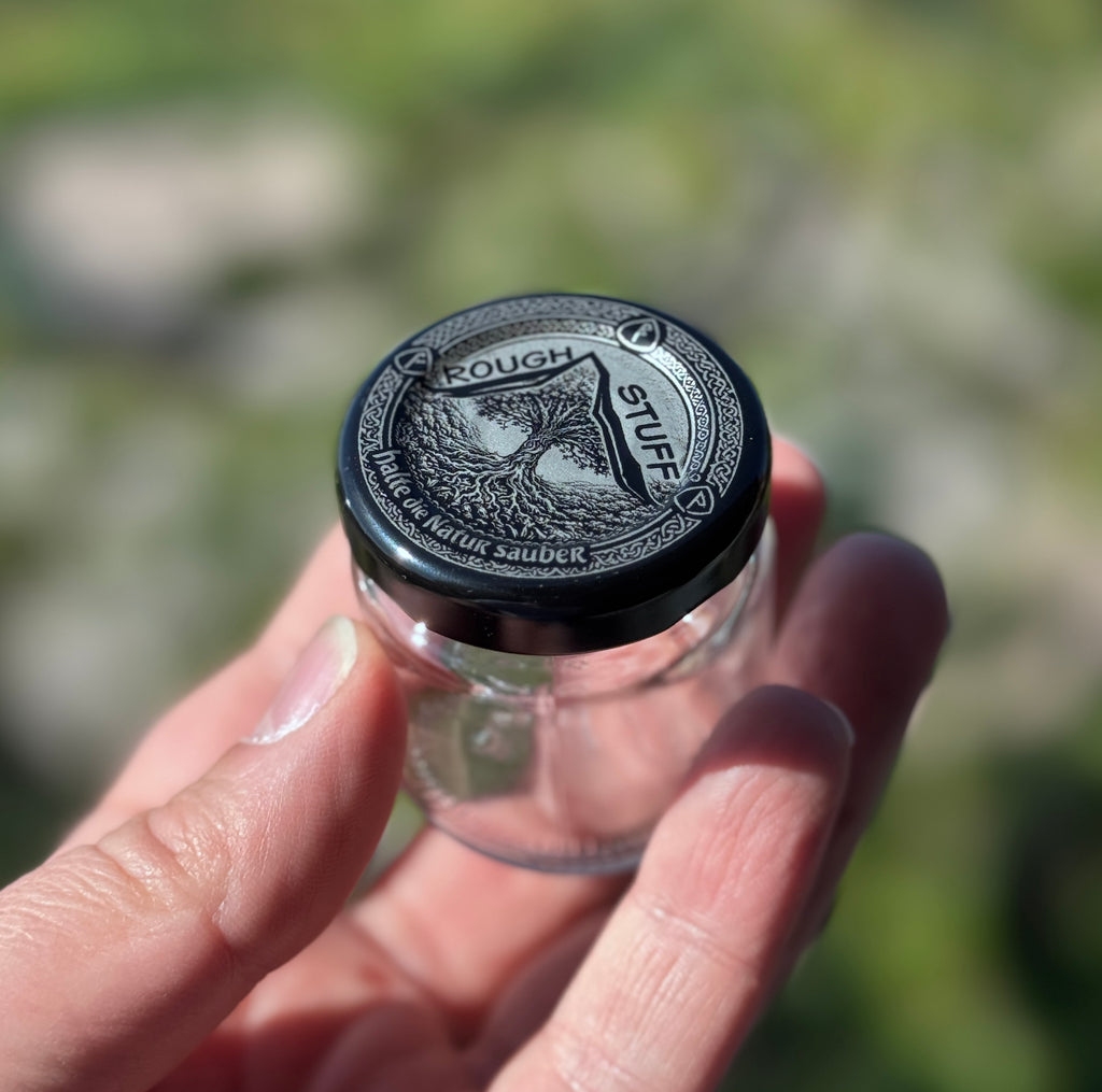 Kompakter Roughstuff Brannach Taschenaschenbecher aus feuerfestem Glas für unterwegs. Der kleine, robuste Aschenbecher im minimalistischen Design eignet sich zur sicheren Aufbewahrung von Zigarettenstummeln und passt bequem in Tasche, Rucksack oder Auto. Nachhaltige und wiederverwendbare Lösung für umweltbewusste Raucher, hergestellt in Deutschland.