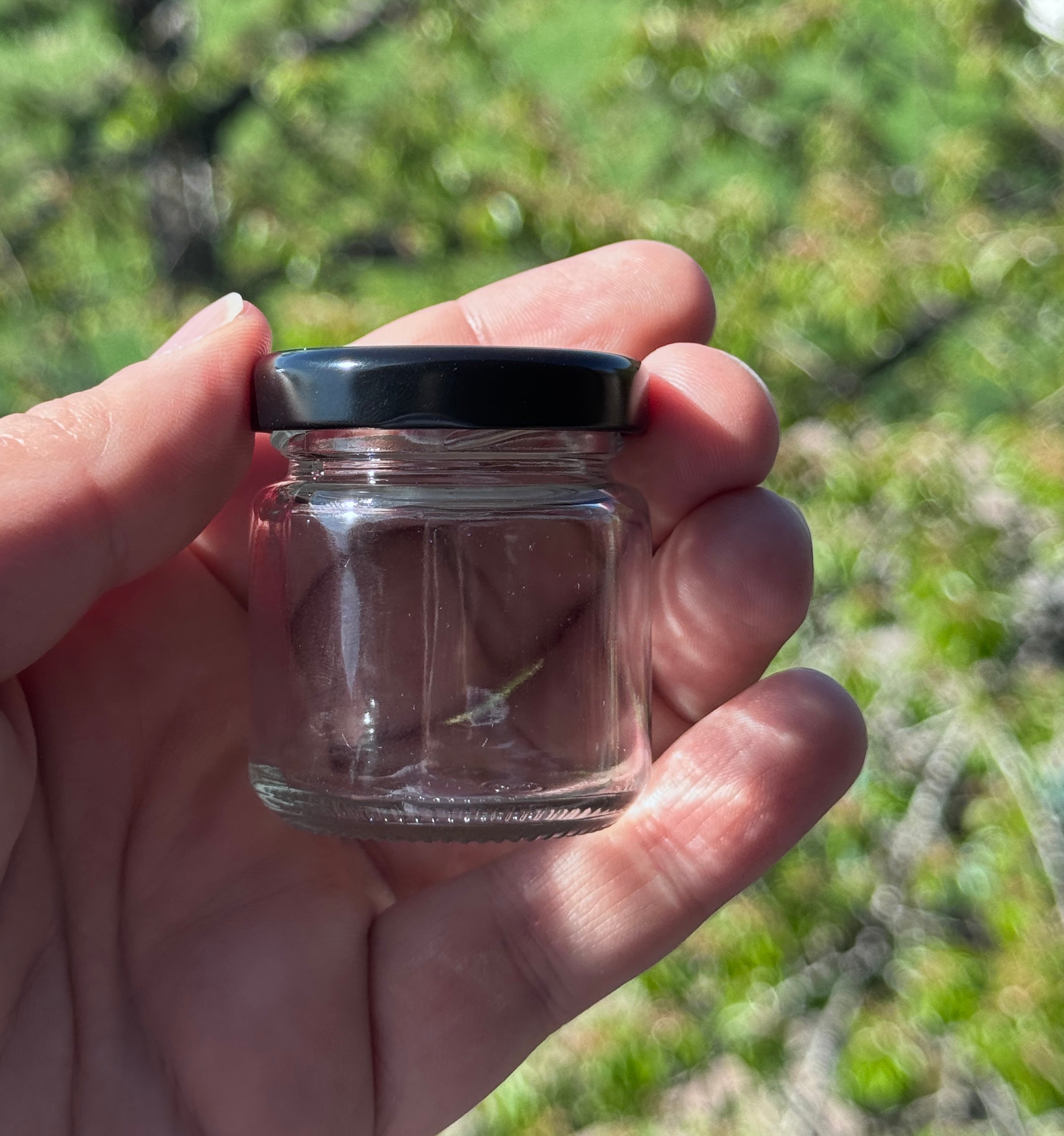 Kompakter Roughstuff Brannach Taschenaschenbecher aus feuerfestem Glas für unterwegs. Der kleine, robuste Aschenbecher im minimalistischen Design eignet sich zur sicheren Aufbewahrung von Zigarettenstummeln und passt bequem in Tasche, Rucksack oder Auto. Nachhaltige und wiederverwendbare Lösung für umweltbewusste Raucher, hergestellt in Deutschland.