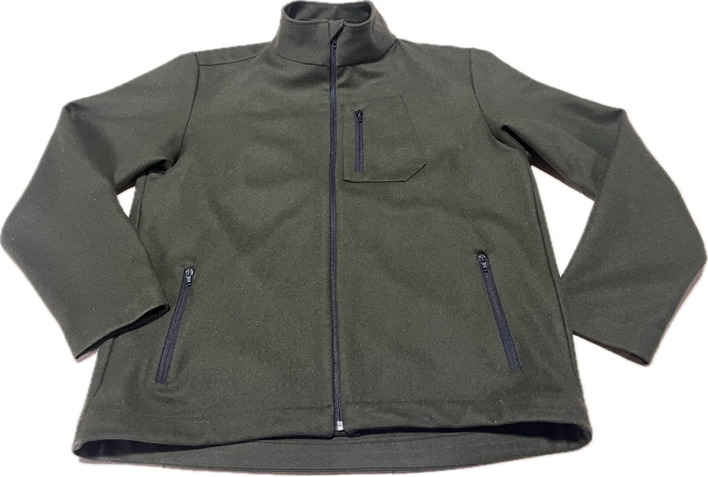 Roughstuff Leichtgaist leichte Lodenjacke für Alltag, Wandern und Outdoor-Aktivitäten. Dünne und angenehm zu tragende Jacke aus robuster Wollmischung mit sportlichem Schnitt, verstellbarem Bund und hoher Bewegungsfreiheit durch Rückenfalten. Ausgestattet mit seitlichen Taschen und Brusttasche, ideal als Zwischenschicht oder leichte Außenschicht bei mildem Wetter. Farbe Olivgrün