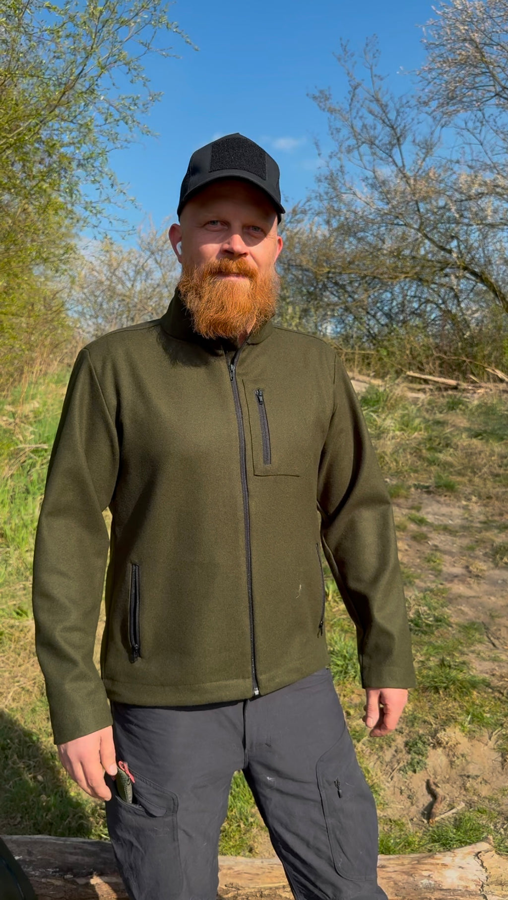 Roughstuff Leichtgaist leichte Lodenjacke für Alltag, Wandern und Outdoor-Aktivitäten. Dünne und angenehm zu tragende Jacke aus robuster Wollmischung mit sportlichem Schnitt, verstellbarem Bund und hoher Bewegungsfreiheit durch Rückenfalten. Ausgestattet mit seitlichen Taschen und Brusttasche, ideal als Zwischenschicht oder leichte Außenschicht bei mildem Wetter. Farbe Olivgrün