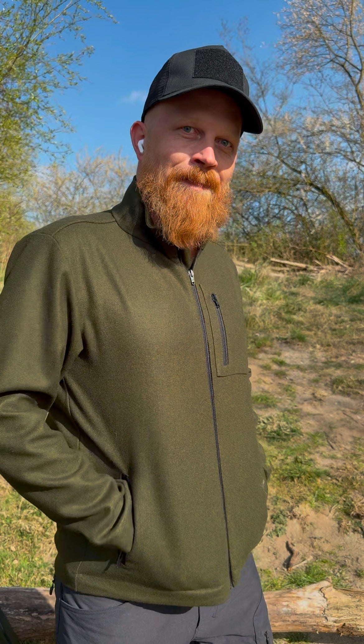 Roughstuff Leichtgaist leichte Lodenjacke für Alltag, Wandern und Outdoor-Aktivitäten. Dünne und angenehm zu tragende Jacke aus robuster Wollmischung mit sportlichem Schnitt, verstellbarem Bund und hoher Bewegungsfreiheit durch Rückenfalten. Ausgestattet mit seitlichen Taschen und Brusttasche, ideal als Zwischenschicht oder leichte Außenschicht bei mildem Wetter. Farbe Olivgrün