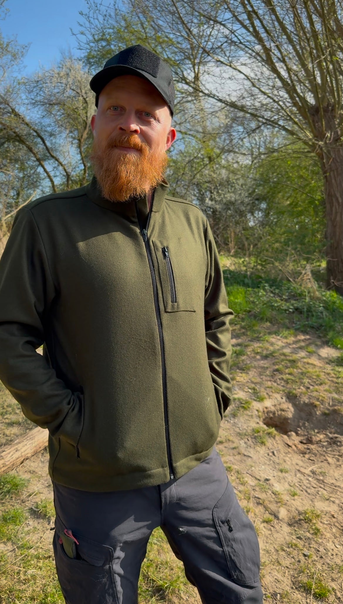 Roughstuff Leichtgaist leichte Lodenjacke für Alltag, Wandern und Outdoor-Aktivitäten. Dünne und angenehm zu tragende Jacke aus robuster Wollmischung mit sportlichem Schnitt, verstellbarem Bund und hoher Bewegungsfreiheit durch Rückenfalten. Ausgestattet mit seitlichen Taschen und Brusttasche, ideal als Zwischenschicht oder leichte Außenschicht bei mildem Wetter. Farbe Olivgrün