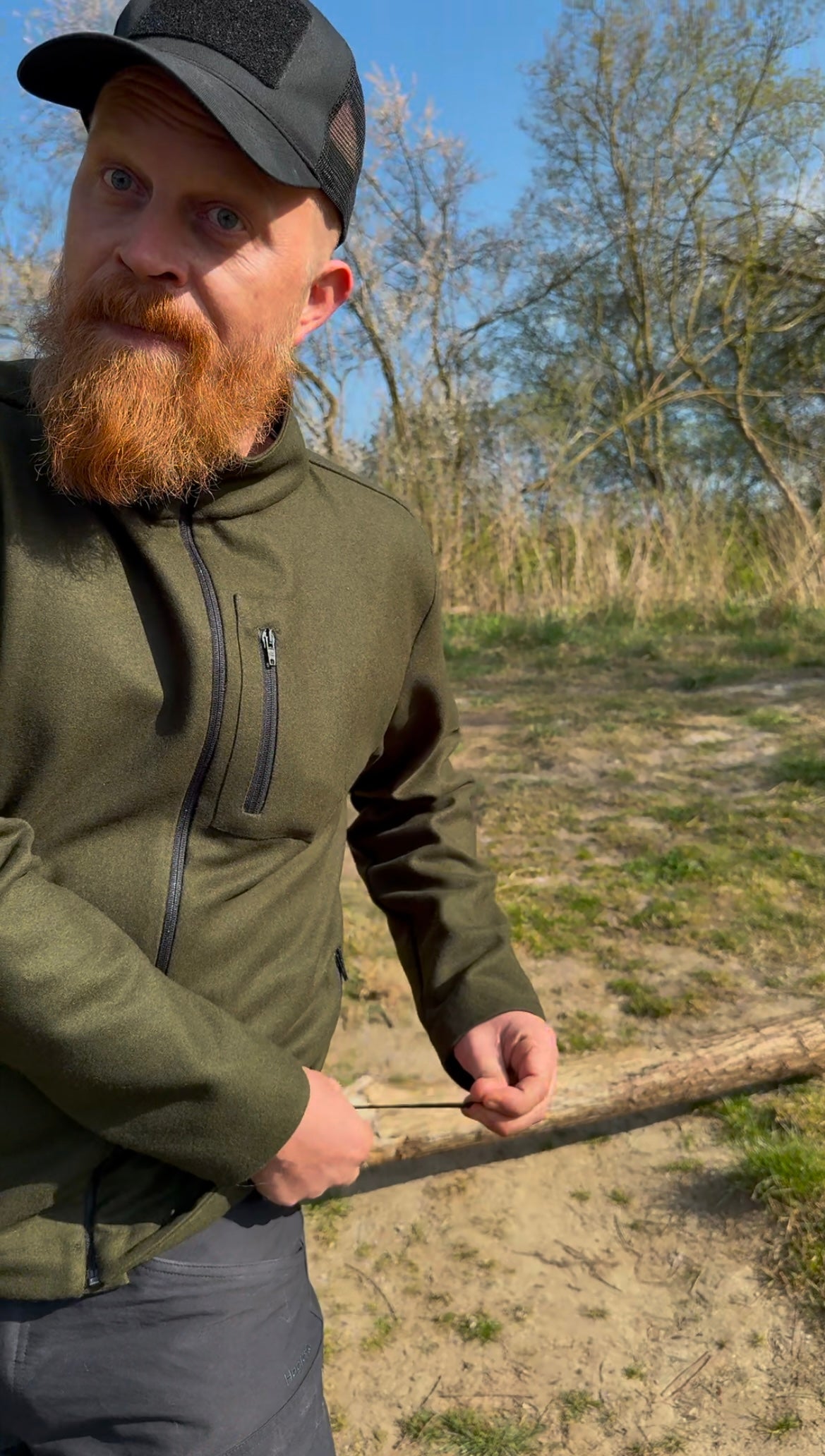 Roughstuff Leichtgaist leichte Lodenjacke für Alltag, Wandern und Outdoor-Aktivitäten. Dünne und angenehm zu tragende Jacke aus robuster Wollmischung mit sportlichem Schnitt, verstellbarem Bund und hoher Bewegungsfreiheit durch Rückenfalten. Ausgestattet mit seitlichen Taschen und Brusttasche, ideal als Zwischenschicht oder leichte Außenschicht bei mildem Wetter. Farbe Olivgrün