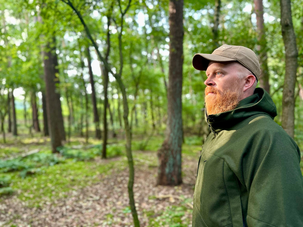 Roughstuff Bergteufel technische Lodenjacke für Outdoor, Trekking und Abenteuer bei jedem Wetter. Robuste Outdoorjacke mit sportlichem Schnitt, großer verstellbarer Kapuze, hohem Kragen und langen Belüftungsreißverschlüssen für optimalen Wind- und Wetterschutz. Ausgestattet mit großen Taschen, Raglanärmeln und funktionalen Details für maximale Bewegungsfreiheit beim Wandern, Radfahren und Bushcraft. Farbe Olivgrün