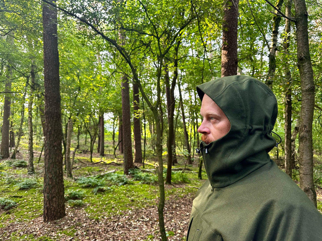 Roughstuff Bergteufel technische Lodenjacke für Outdoor, Trekking und Abenteuer bei jedem Wetter. Robuste Outdoorjacke mit sportlichem Schnitt, großer verstellbarer Kapuze, hohem Kragen und langen Belüftungsreißverschlüssen für optimalen Wind- und Wetterschutz. Ausgestattet mit großen Taschen, Raglanärmeln und funktionalen Details für maximale Bewegungsfreiheit beim Wandern, Radfahren und Bushcraft. Farbe Olivgrün Detail Kapuze