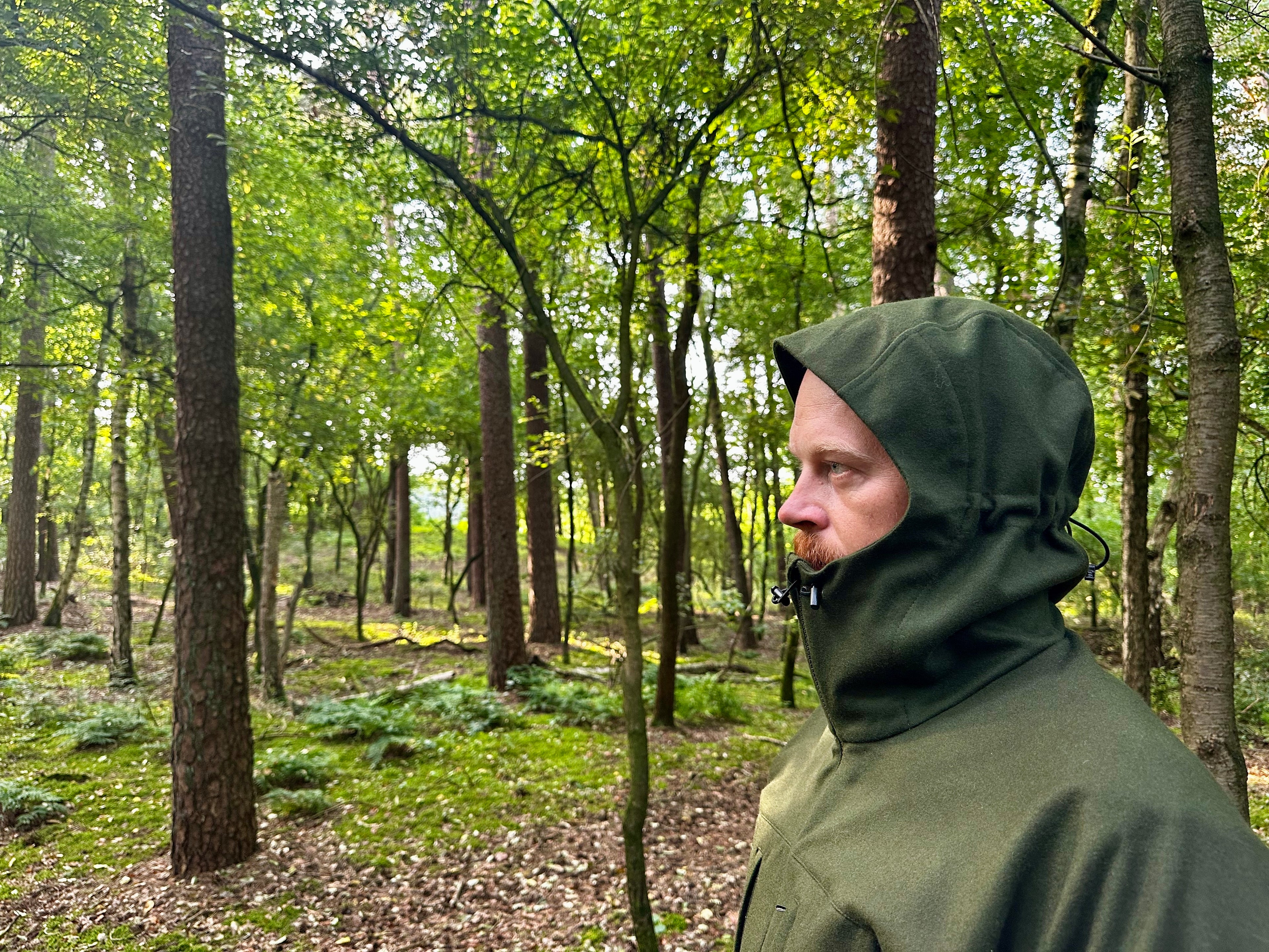 Roughstuff Bergteufel technische Lodenjacke für Outdoor, Trekking und Abenteuer bei jedem Wetter. Robuste Outdoorjacke mit sportlichem Schnitt, großer verstellbarer Kapuze, hohem Kragen und langen Belüftungsreißverschlüssen für optimalen Wind- und Wetterschutz. Ausgestattet mit großen Taschen, Raglanärmeln und funktionalen Details für maximale Bewegungsfreiheit beim Wandern, Radfahren und Bushcraft. Farbe Olivgrün Detail Kapuze