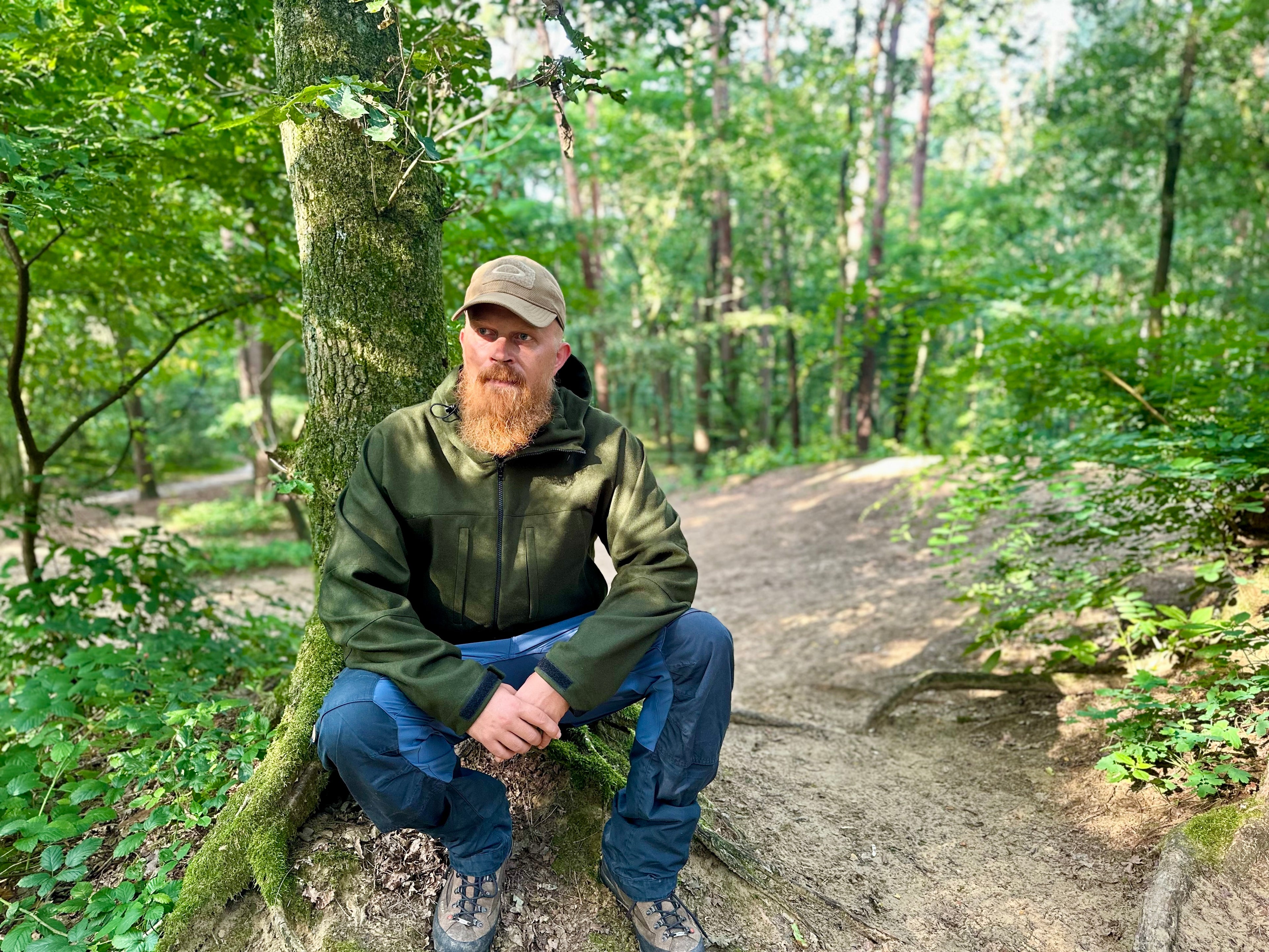 Roughstuff Bergteufel technische Lodenjacke für Outdoor, Trekking und Abenteuer bei jedem Wetter. Robuste Outdoorjacke mit sportlichem Schnitt, großer verstellbarer Kapuze, hohem Kragen und langen Belüftungsreißverschlüssen für optimalen Wind- und Wetterschutz. Ausgestattet mit großen Taschen, Raglanärmeln und funktionalen Details für maximale Bewegungsfreiheit beim Wandern, Radfahren und Bushcraft. Farbe Olivgrün