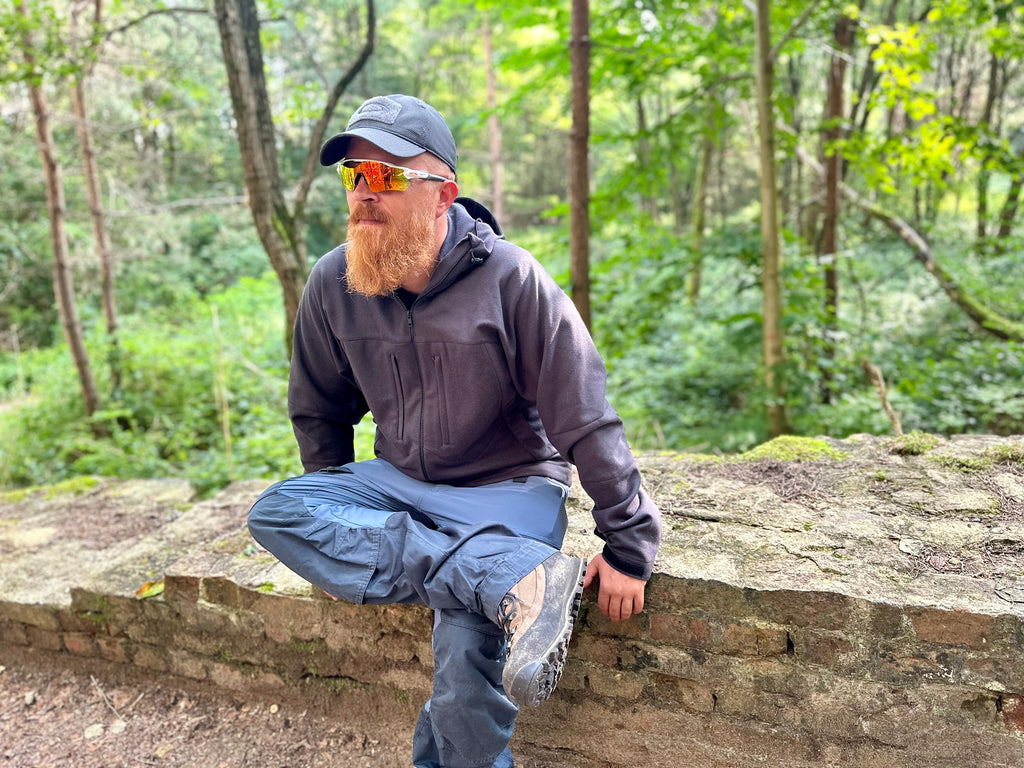 Roughstuff Bergteufel technische Lodenjacke für Outdoor, Trekking und Abenteuer bei jedem Wetter. Robuste Outdoorjacke mit sportlichem Schnitt, großer verstellbarer Kapuze, hohem Kragen und langen Belüftungsreißverschlüssen für optimalen Wind- und Wetterschutz. Ausgestattet mit großen Taschen, Raglanärmeln und funktionalen Details für maximale Bewegungsfreiheit beim Wandern, Radfahren und Bushcraft. Farbe Anthrazit