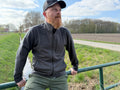 Roughstuff Leichtgaist leichte Lodenjacke für Alltag, Wandern und Outdoor-Aktivitäten. Dünne und angenehm zu tragende Jacke aus robuster Wollmischung mit sportlichem Schnitt, verstellbarem Bund und hoher Bewegungsfreiheit durch Rückenfalten. Ausgestattet mit seitlichen Taschen und Brusttasche, ideal als Zwischenschicht oder leichte Außenschicht bei mildem Wetter. Farbe Anthrazit