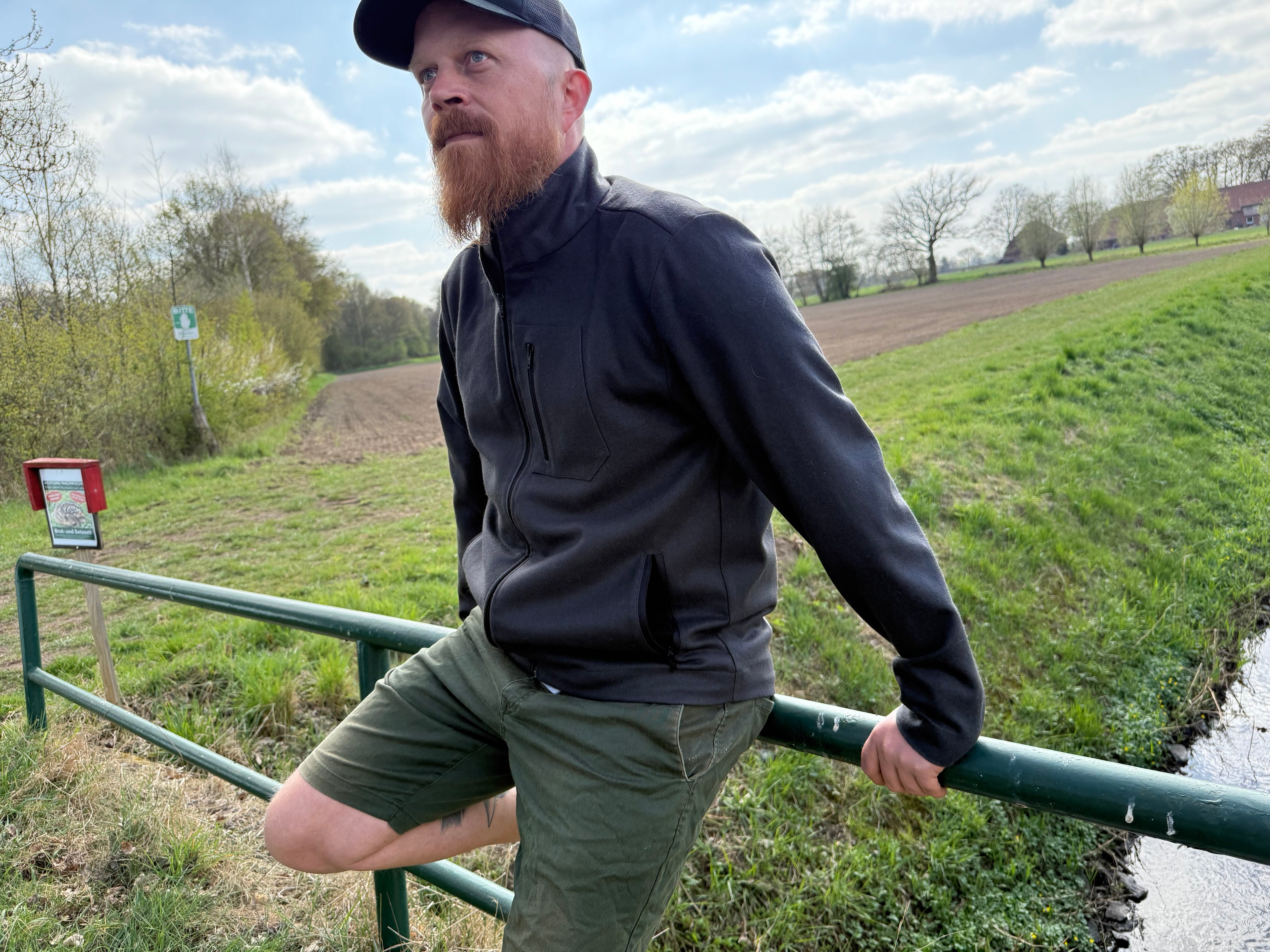 Roughstuff Leichtgaist leichte Lodenjacke für Alltag, Wandern und Outdoor-Aktivitäten. Dünne und angenehm zu tragende Jacke aus robuster Wollmischung mit sportlichem Schnitt, verstellbarem Bund und hoher Bewegungsfreiheit durch Rückenfalten. Ausgestattet mit seitlichen Taschen und Brusttasche, ideal als Zwischenschicht oder leichte Außenschicht bei mildem Wetter. Farbe Anthrazit