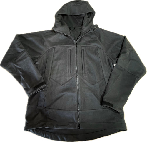 Roughstuff Bergteufel technische Lodenjacke für Outdoor, Trekking und Abenteuer bei jedem Wetter. Robuste Outdoorjacke mit sportlichem Schnitt, großer verstellbarer Kapuze, hohem Kragen und langen Belüftungsreißverschlüssen für optimalen Wind- und Wetterschutz. Ausgestattet mit großen Taschen, Raglanärmeln und funktionalen Details für maximale Bewegungsfreiheit beim Wandern, Radfahren und Bushcraft. Farbe Anthrazit
