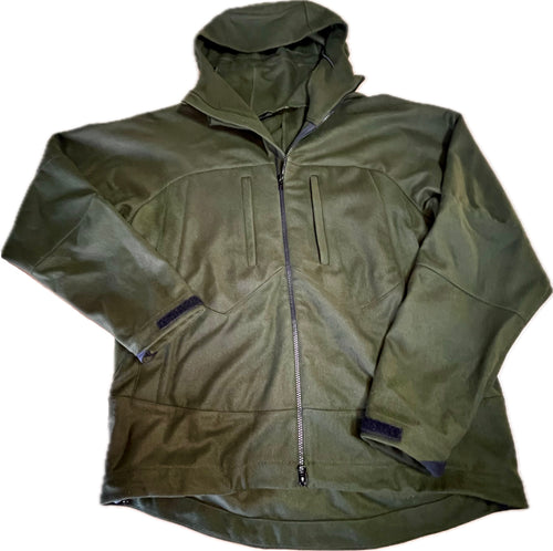 Roughstuff Bergteufel technische Lodenjacke für Outdoor, Trekking und Abenteuer bei jedem Wetter. Robuste Outdoorjacke mit sportlichem Schnitt, großer verstellbarer Kapuze, hohem Kragen und langen Belüftungsreißverschlüssen für optimalen Wind- und Wetterschutz. Ausgestattet mit großen Taschen, Raglanärmeln und funktionalen Details für maximale Bewegungsfreiheit beim Wandern, Radfahren und Bushcraft. Farbe Olivgrün Draufsicht